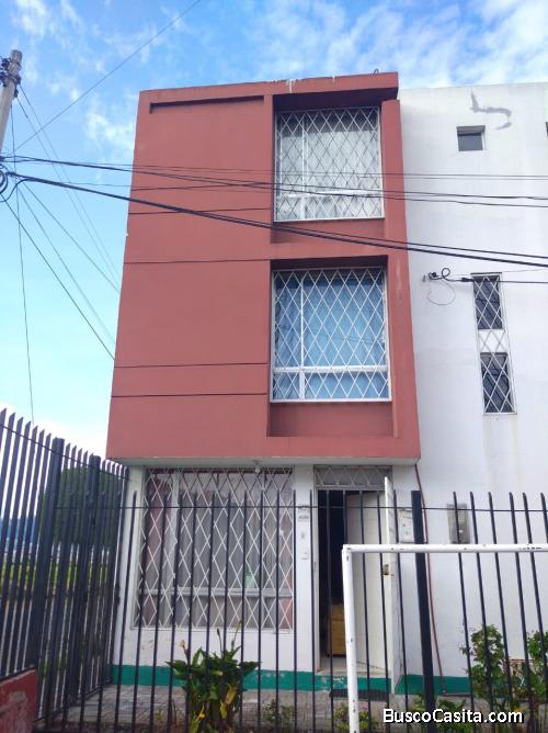 CASA DE TRES PLANTAS EN CONJUNTO PRIVADO SECTOR EL BEATERIO