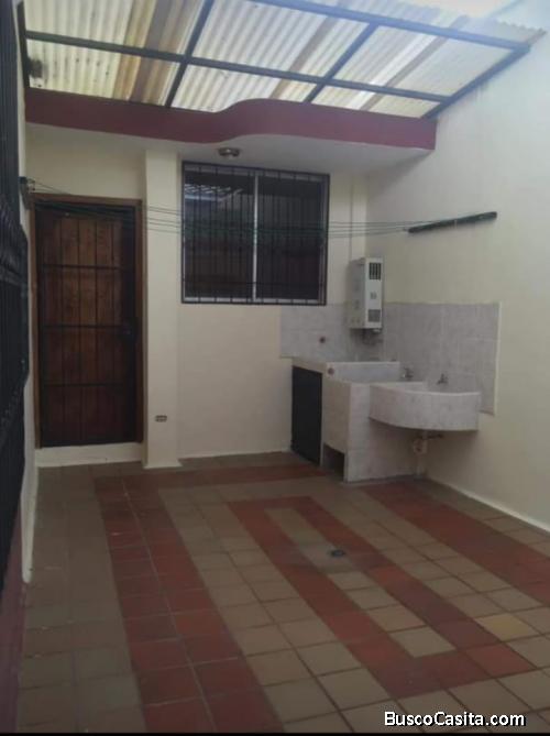 CASA DE ALQUILER CONJUNTO PRIVADO SECTOR NORTE DE QUITO LA COFAVI