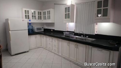 RENTA SUITE AMOBLADA EN CUMBAYA CERCA DEL PARQUE DE CUMBAYA Y DE UNIVERSIDAD SAN FRANCISCO DE QUITO 