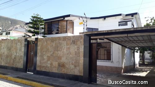 Hermosa casa de 4 habitaciones, con una superficie habitable de 430m2 y 616 m2 de terreno, 2 plantas