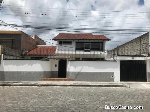 HERMOSA CASA EN IBARRA EXCELENTE UBICACIÓN