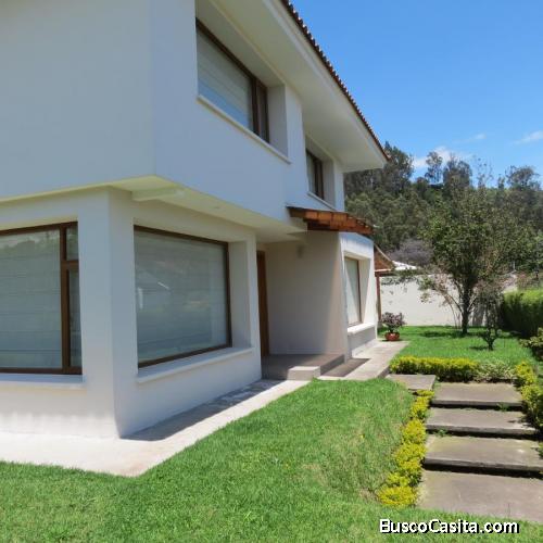 Casa de Lujo Club Los Chillos amoblada estilo moderno