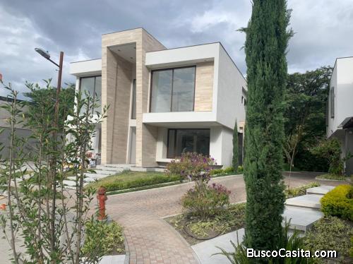 CASA DE VENTA EN CUMBAYÁ 