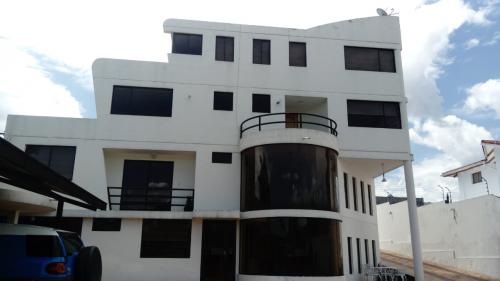 LA BALVINA, Casa independiente de 700m2 de terreno y 450m2 de construcción, con suite independiente.