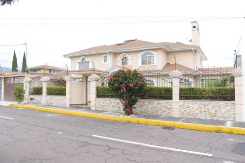 San José del Valle, hermosa propiedad esquinera de 1010m2 de terreno y 440m2 de construcción