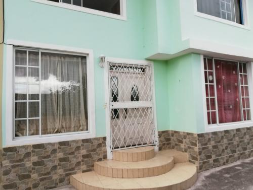 Arriendo Casa en 2 plantas, conjunto pequeño, 3 dormitorios, estacionamiento y patio