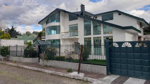 CLUB LOS CHILLOS, vendo casa independiente, 1200m2 de terreno y 460m2 de construcción, 5 alcobas
