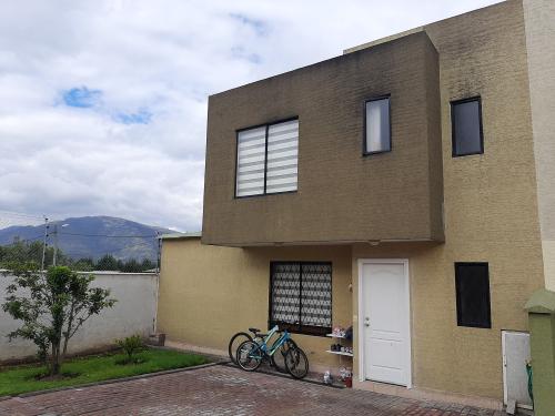 CONOCOTO, Casa en 2 plantas, en conjunto pequeño, 3 dormitorios, estacionamiento y patio