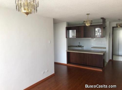 Luminosa y bonita suite de 50m2, 8vo piso $290 más 48 alícuota Centro Norte de Quito