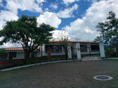 CLUB CHILLOS, Amplia propiedad en una planta, esquinera, 910m2 terreno y 310m2 construcción