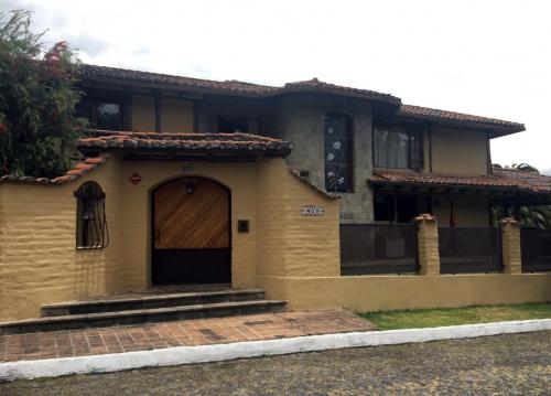 CLUB CHILLOS, hermosa casa independiente, 2.000m2 de terreno y 490m2 construcción