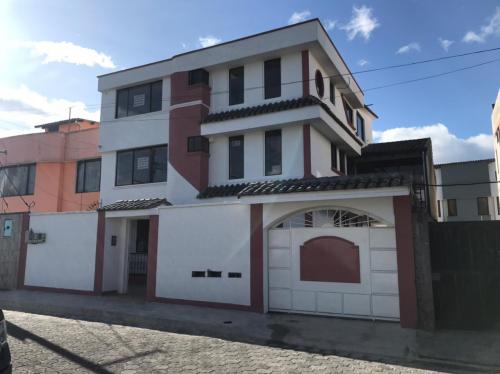 INCHALILLO, vendo propiedad de 3 departamentos, con estacionamientos 