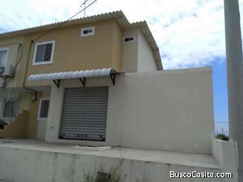 Vendo casa esquinera con local comercial en montecristi via a manta 