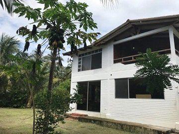 PEDERNALES, propiedad frente al mar, de 750m2 de terreno y 130m2 de construcción