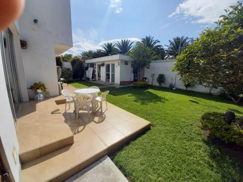 Casa Minimalista en venta, Urb. San Gabriel, terreno 700m2, 557m2 construcción