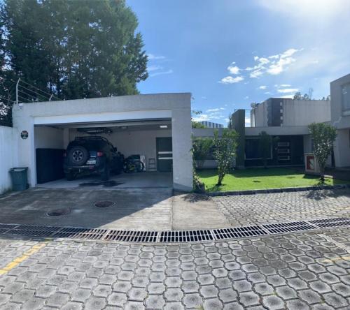Casa tipo moderna en venta, Urb. Pueblo Viejo, terreno 452m2, 337m2 construcción