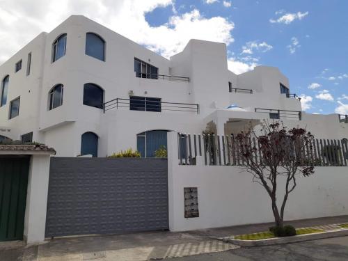 Departamento de venta en CUMBAYA, 4 habitaciones con baño, terraza, 2 estacionamientos 