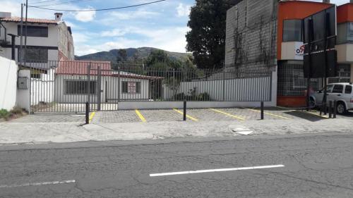 LOCAL COMERCIAL en Av Gral Rumiñahui, 1225m2 terreno, 300m2 construcción, 5 suites 