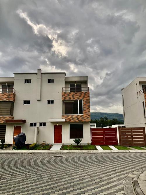 OPORTUNIDAD, casa de venta en Capelo, con espectacular vista, 4 alcobas, patio, estudio, $ 110.000. 