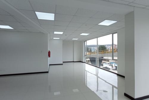 Oficina con vista a la Av. Atahualpa