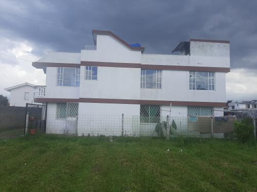 FAJARDO, casa de 2 departamentos en 2 plantas, garage, balcón