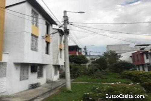 Casa en excelentes condiciones, ubicación Conjunto Rincon del Sol-Chillogallo frente a Fundeporte