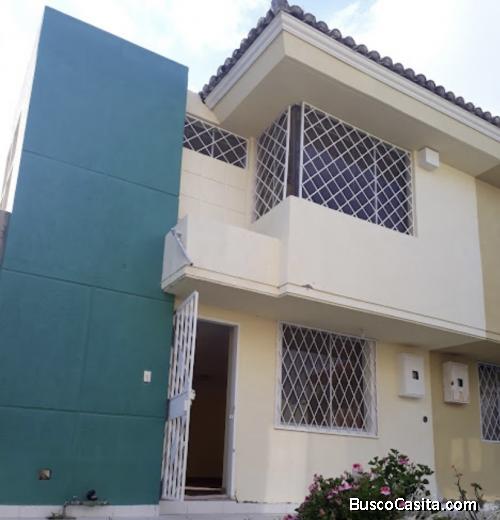 ACOGEDORA CASA EN VENTA MITAD DEL MUNDO SEC KARTODROMO 