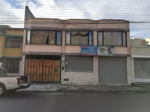 Propiedad rentera de venta en el Sur, un local y 2 departamentos, 5 garages