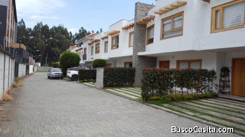 Vendo casa amplia en urbanización privada 