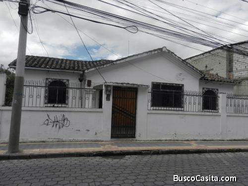 Se Vende,  Casa con Terreno en Otavalo.