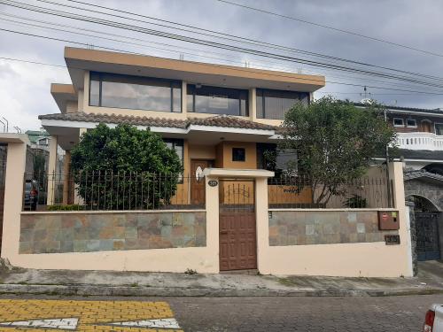 Venta de casa cercana a la ESPE, 450m2 terreno y 600m2 de construcción