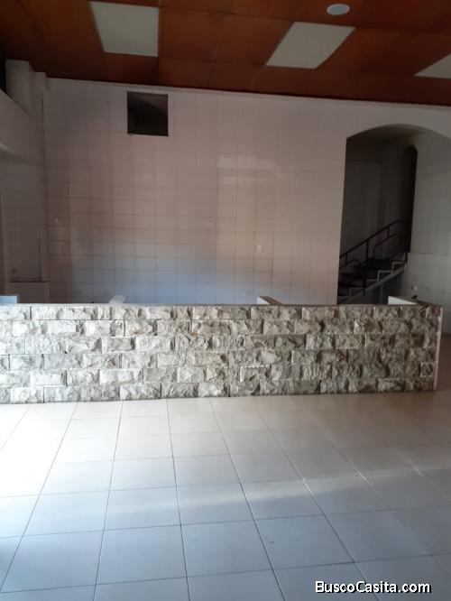 Rento local comercial al norte de Quito en via principal 