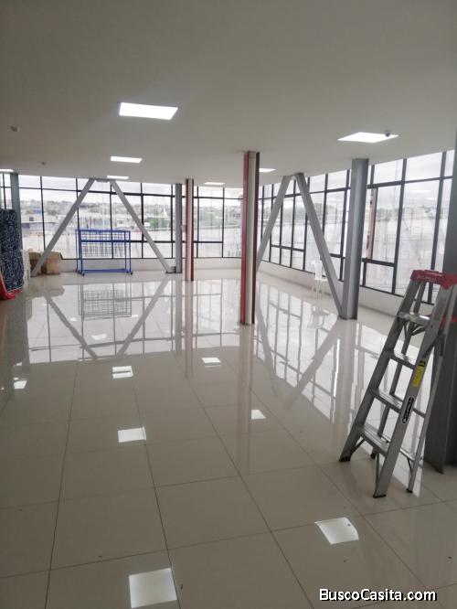 Se alquila Edificio de tres plantas en Manta-