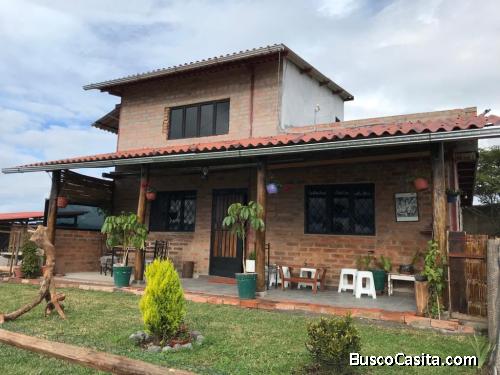 Hermosa casa en Bellavista de Ibarra con 3 cuartos 3 dormitorios  8 cocheras y espacios verdes