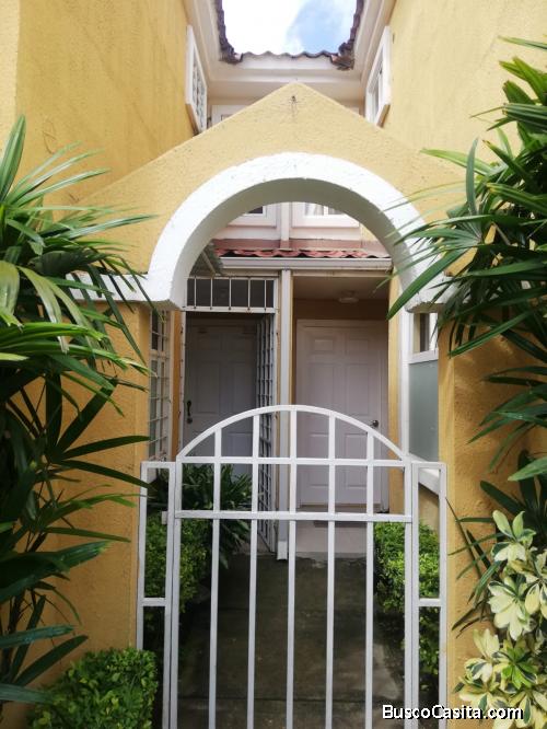 Vendo hermosa casa vía Manta Rocafuerte en hermosa urbanización