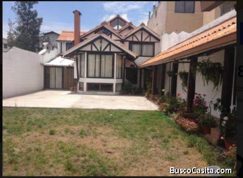 Casa en venta para uso oficina con parqueadero amplio.