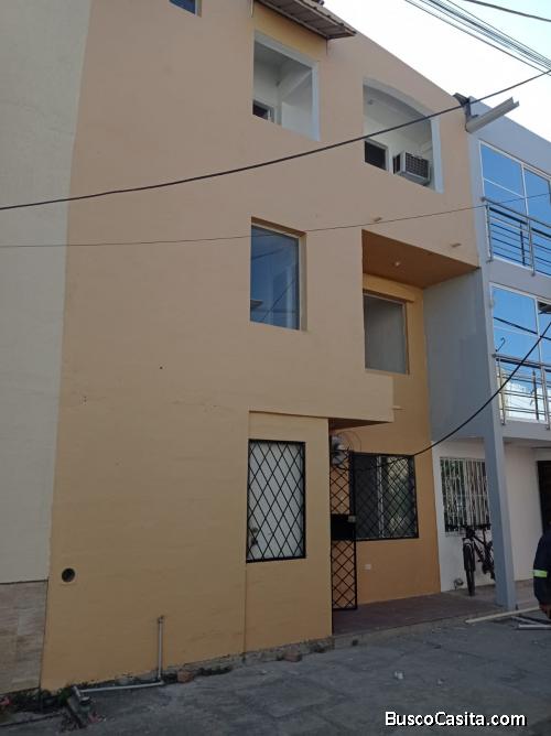 Bonita casa de 3 pisos en venta