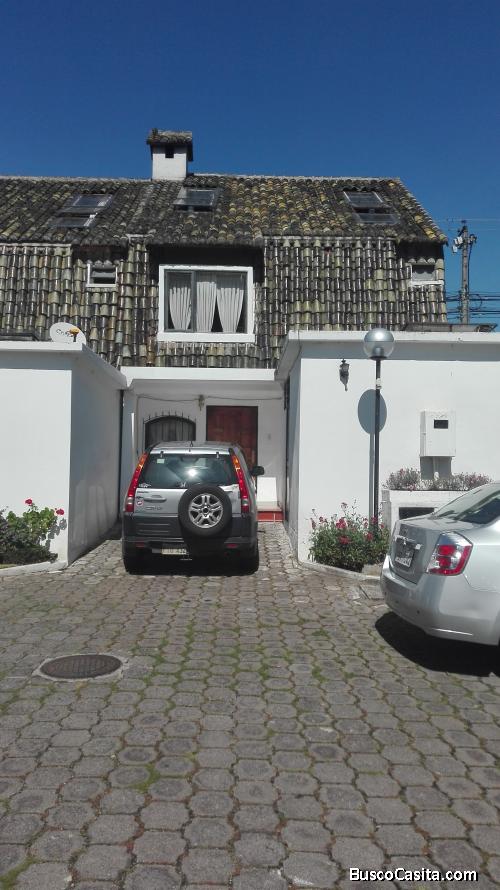 Arriendo bonita casa en sector residencial a 4 cuadras de la UDLA