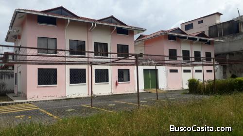 Se arrienda bodega con oficina de 450 m2, cerca de la urbanización El Condado, Quito