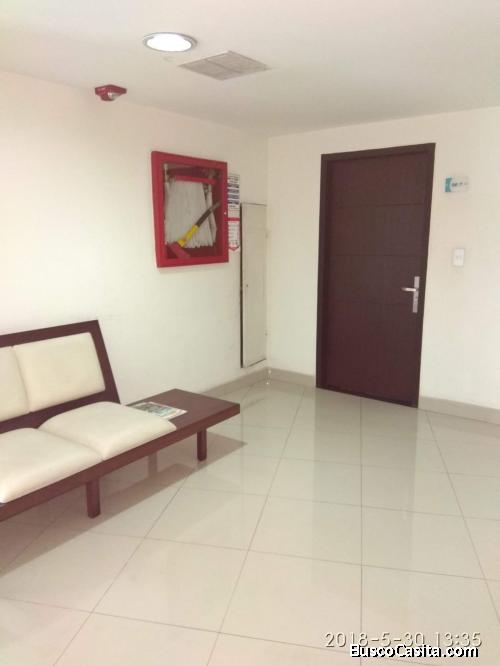 Amplia oficina en sector comercial 
