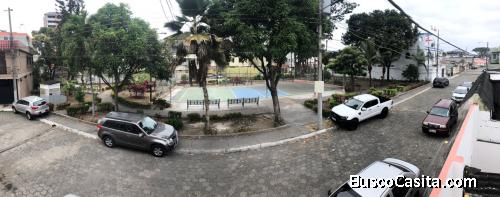 AGRADABLE, COMODO, Y SEGURO DEPARTAMENTO AL PIE DE CALLE VEHICULAR CON FRENTE AL PARQUE