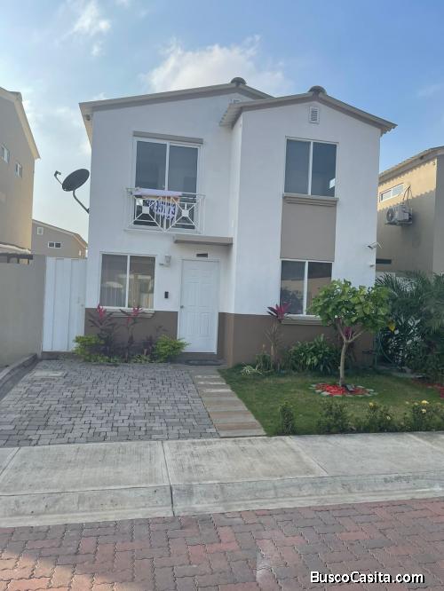 Venta Bella Casa 3 Dorm.. 3 Baños. Remodelada. Pergola. Villa del Rey
