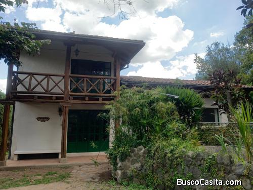 Se arrienda linda casa en La Merced, Valle de los Chillos
