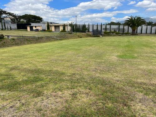 TUMBACO, vendo 6158m2 de terreno plano, todos los servicios, cerramiento propio