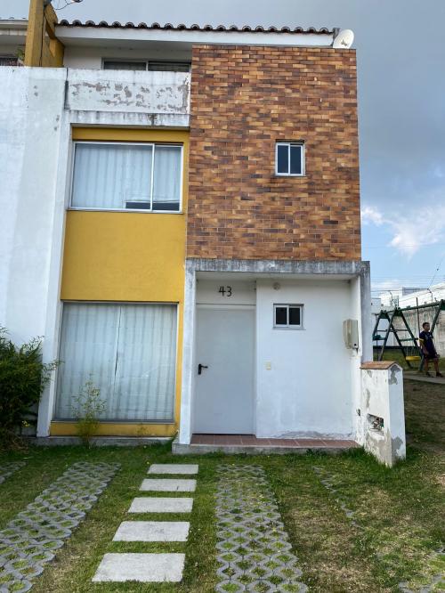 ARRIENDO casa en conjunto Sangolqui, 3 alcobas, parqueo, patio, balcón