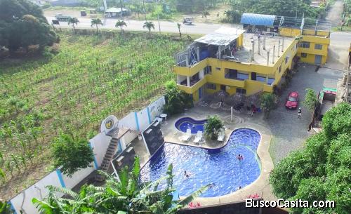 Hotel en funcionamiento con locales comerciales en Tonsupa-Esmeraldas a 