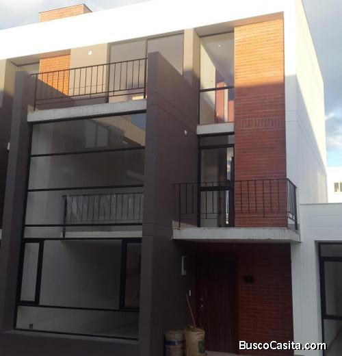 Hermosa casa de arriendo en sector san camilo - Calderón. 3 dormitorios con patio y bodega.