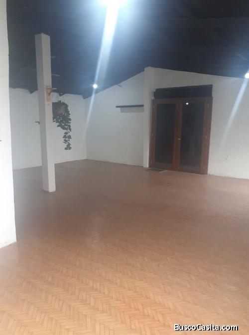 Rento Bodega al norte de Quito a 3 minutos del portal shoppoing, precio negociable.