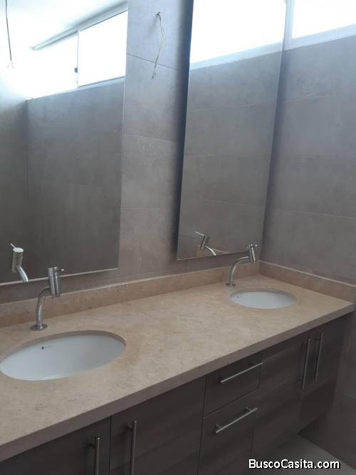 VENTA DEPARTAMENTO 2DO PISO, CON TERRAZA VISTA AL RIO, BLUE BAY MOCOLI, 3 DORMITORIOS.