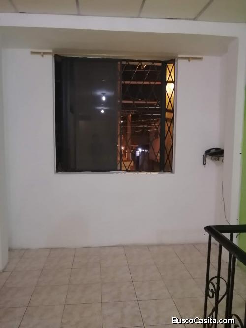 Departamento En Alquiler, Con Ventanas A La Calle, Cerca Del Riocentro Norte, Y De La Alborada.
